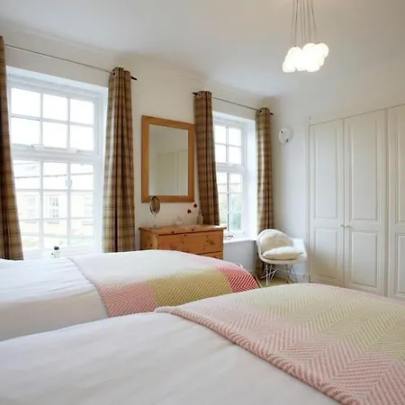 Spacious Stylish House,r/way Museum,parking,garden *