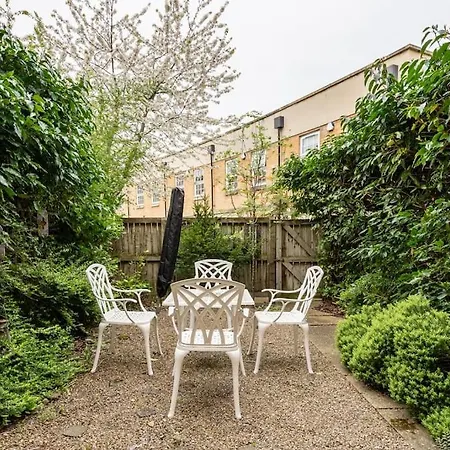 Spacious Stylish House,r/way Museum,parking,garden *