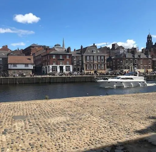 Holiday home Spacious Stylish House,r/way Museum,parking,garden