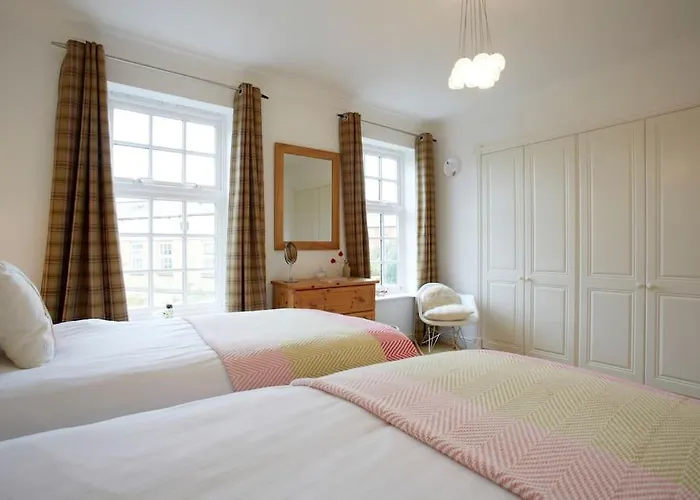 Spacious Stylish House,r/way Museum,parking,garden *