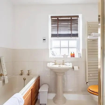 Σπίτι διακοπών Spacious Stylish House,r/way Museum,parking,garden