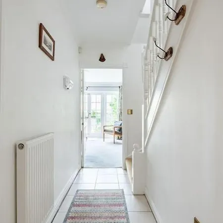 Spacious Stylish House,r/way Museum,parking,garden 펜션