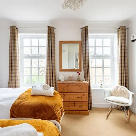 Spacious Stylish House,r/way Museum,parking,garden 펜션 요크