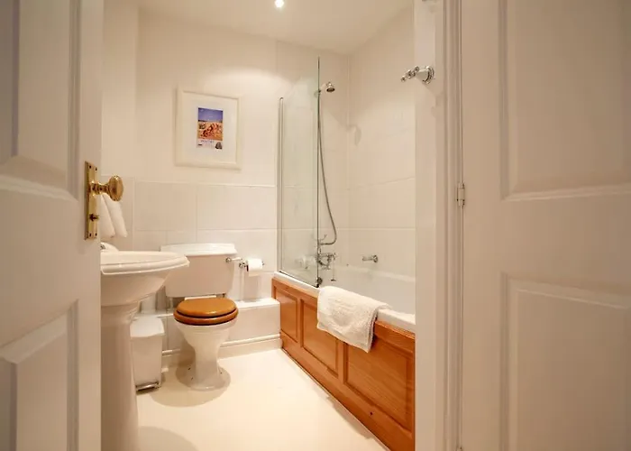 Spacious Stylish House,r/way Museum,parking,garden