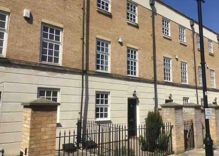 Holiday home Spacious Stylish House,r/way Museum,parking,garden