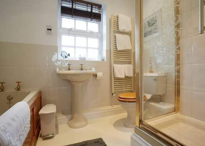 Spacious Stylish House,r/way Museum,parking,garden York