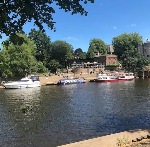 Spacious Stylish House,r/way Museum,parking,garden