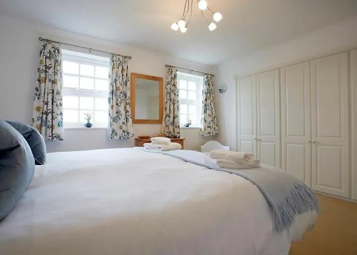 Holiday home Spacious Stylish House,r/way Museum,parking,garden