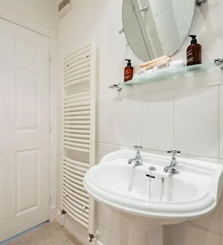 Spacious Stylish House,r/way Museum,parking,garden * York