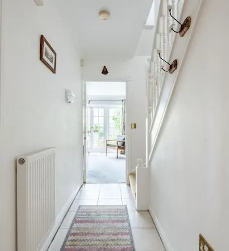 Spacious Stylish House,r/way Museum,parking,garden Vakantiehuis