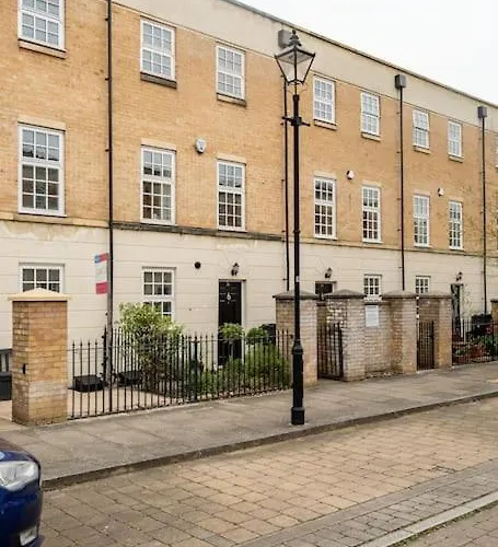 Spacious Stylish House,r/way Museum,parking,garden Vakantiehuis *