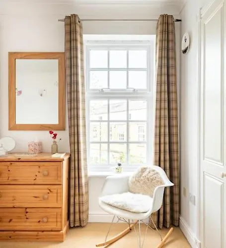 Spacious Stylish House,r/way Museum,parking,garden *