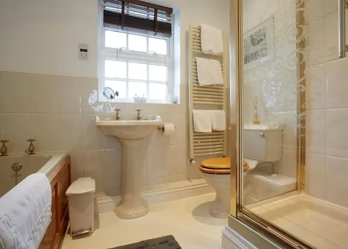 Spacious Stylish House,r/way Museum,parking,garden York