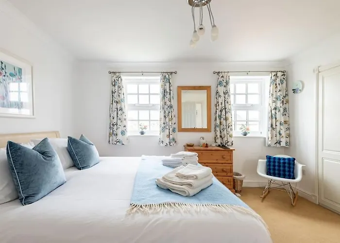 Spacious Stylish House,r/way Museum,parking,garden