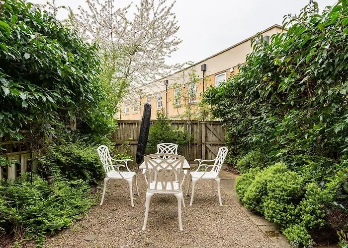 Spacious Stylish House,r/way Museum,parking,garden *