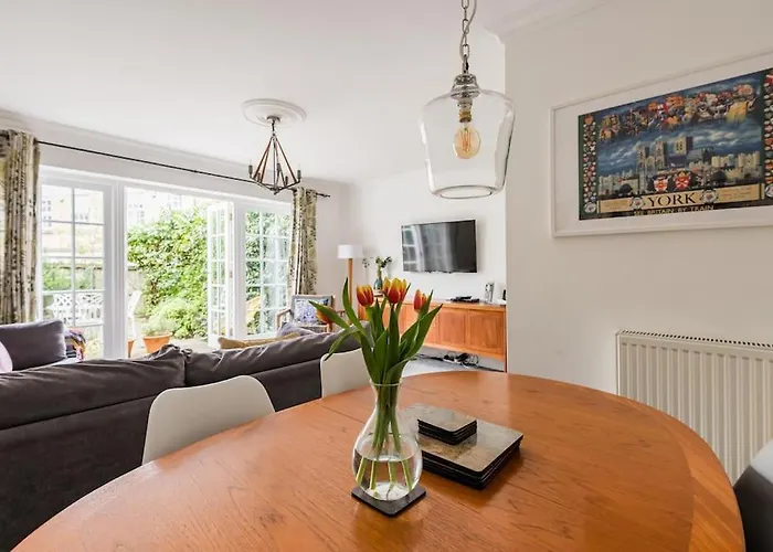 Spacious Stylish House,r/way Museum,parking,garden * York