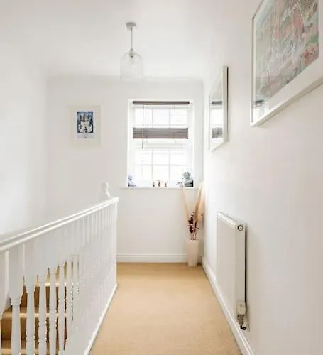 Spacious Stylish House,r/way Museum,parking,garden