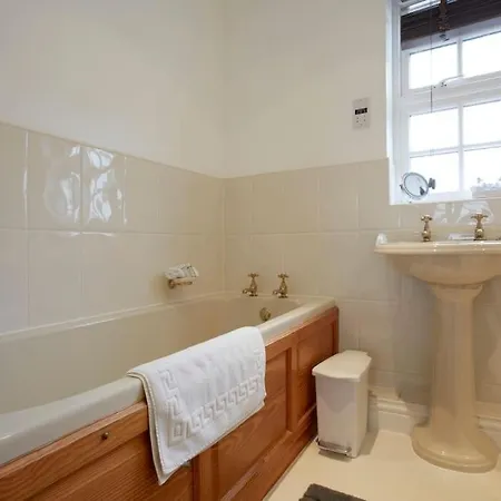 度假居 Spacious Stylish House,r/way Museum,parking,garden *