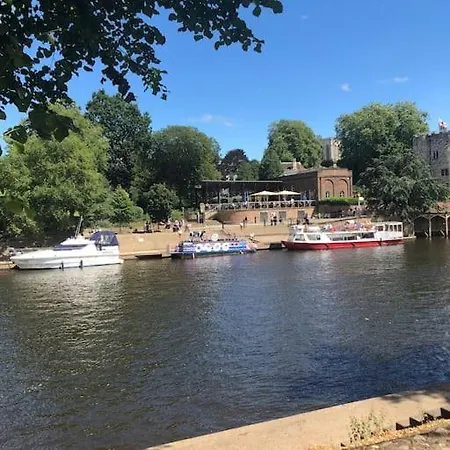 Spacious Stylish House,r/way Museum,parking,garden