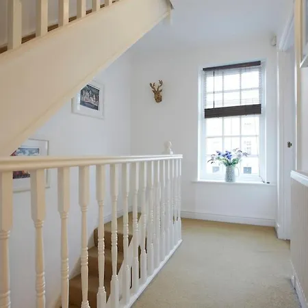 度假居 Spacious Stylish House,r/way Museum,parking,garden 约克