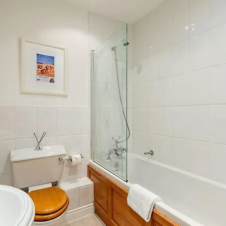 Spacious Stylish House,r/way Museum,parking,garden 度假居 约克