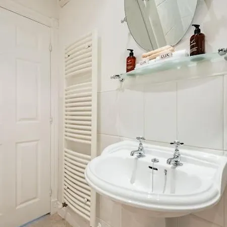 Spacious Stylish House,r/way Museum,parking,garden * 约克