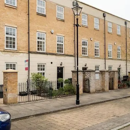 Spacious Stylish House,r/way Museum,parking,garden 度假居 *