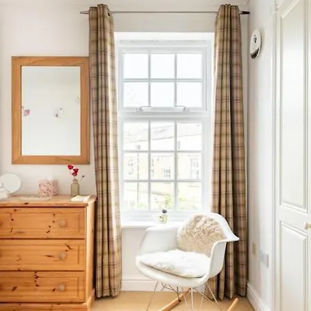 Spacious Stylish House,r/way Museum,parking,garden *