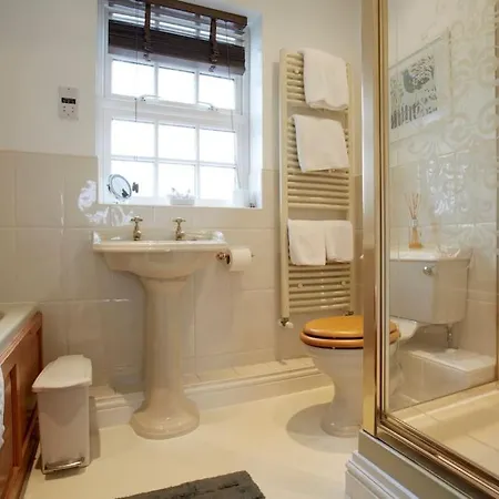 Spacious Stylish House,r/way Museum,parking,garden 约克