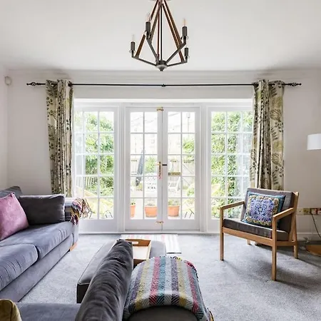 度假居 Spacious Stylish House,r/way Museum,parking,garden