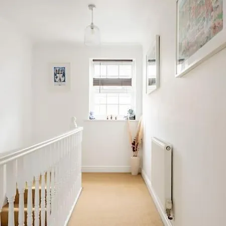 Spacious Stylish House,r/way Museum,parking,garden